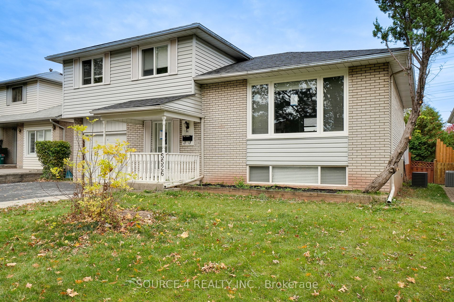 5526 Romanwood Cres