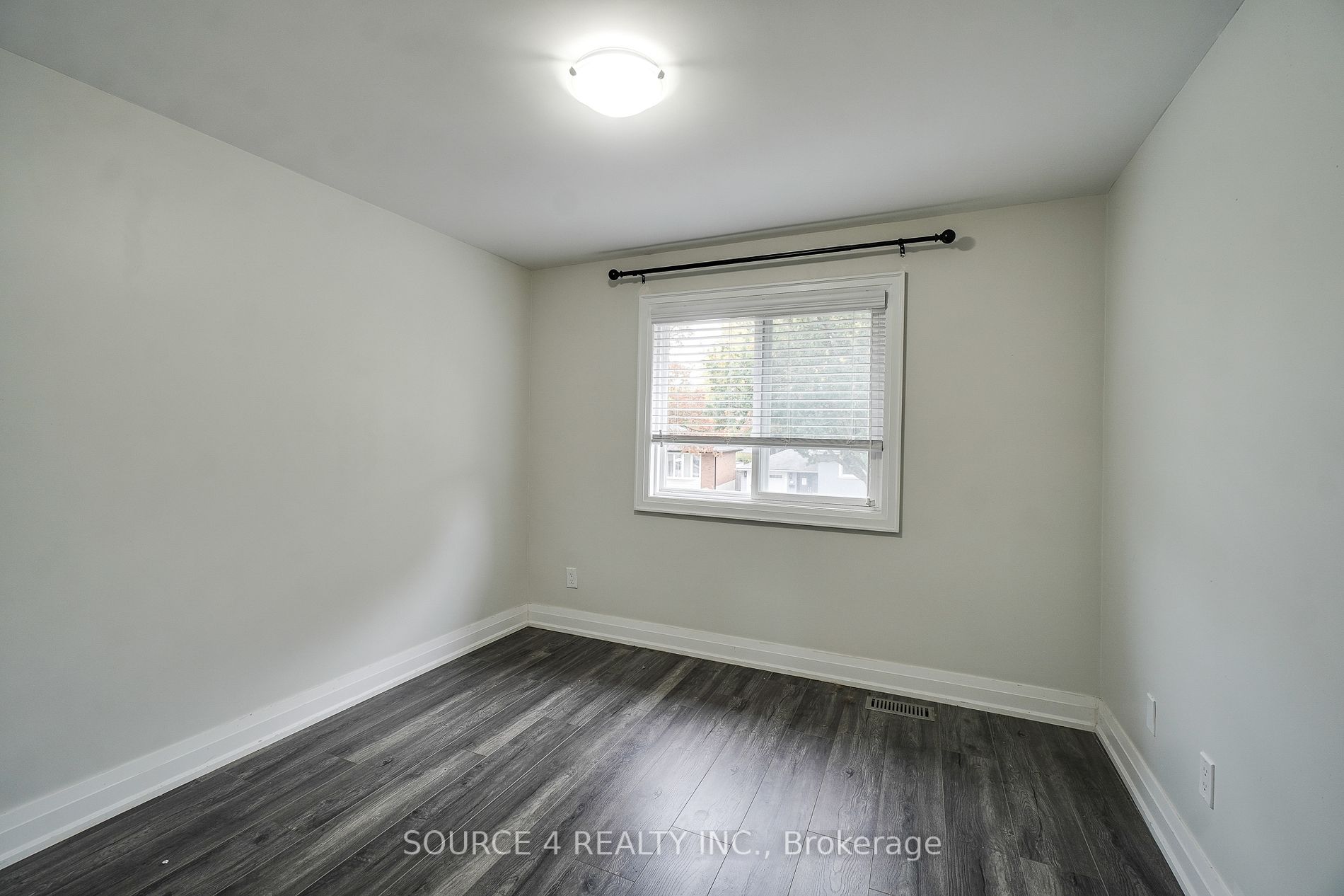 5526 Romanwood Cres