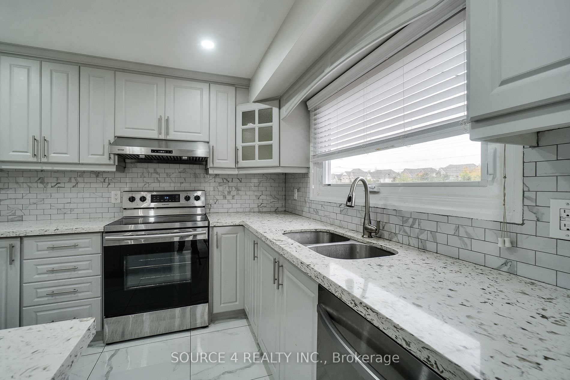 5526 Romanwood Cres
