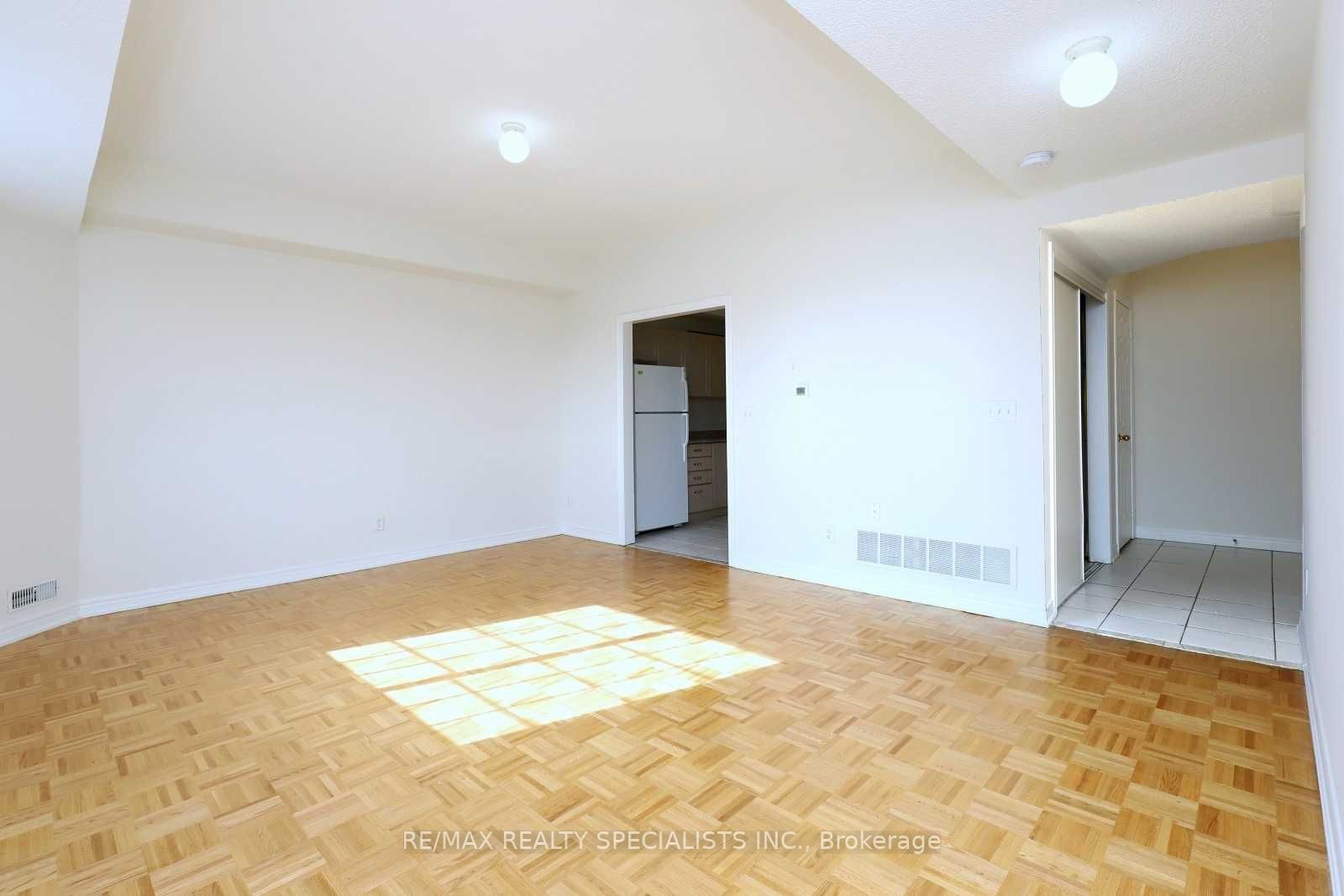 98 William St, #205