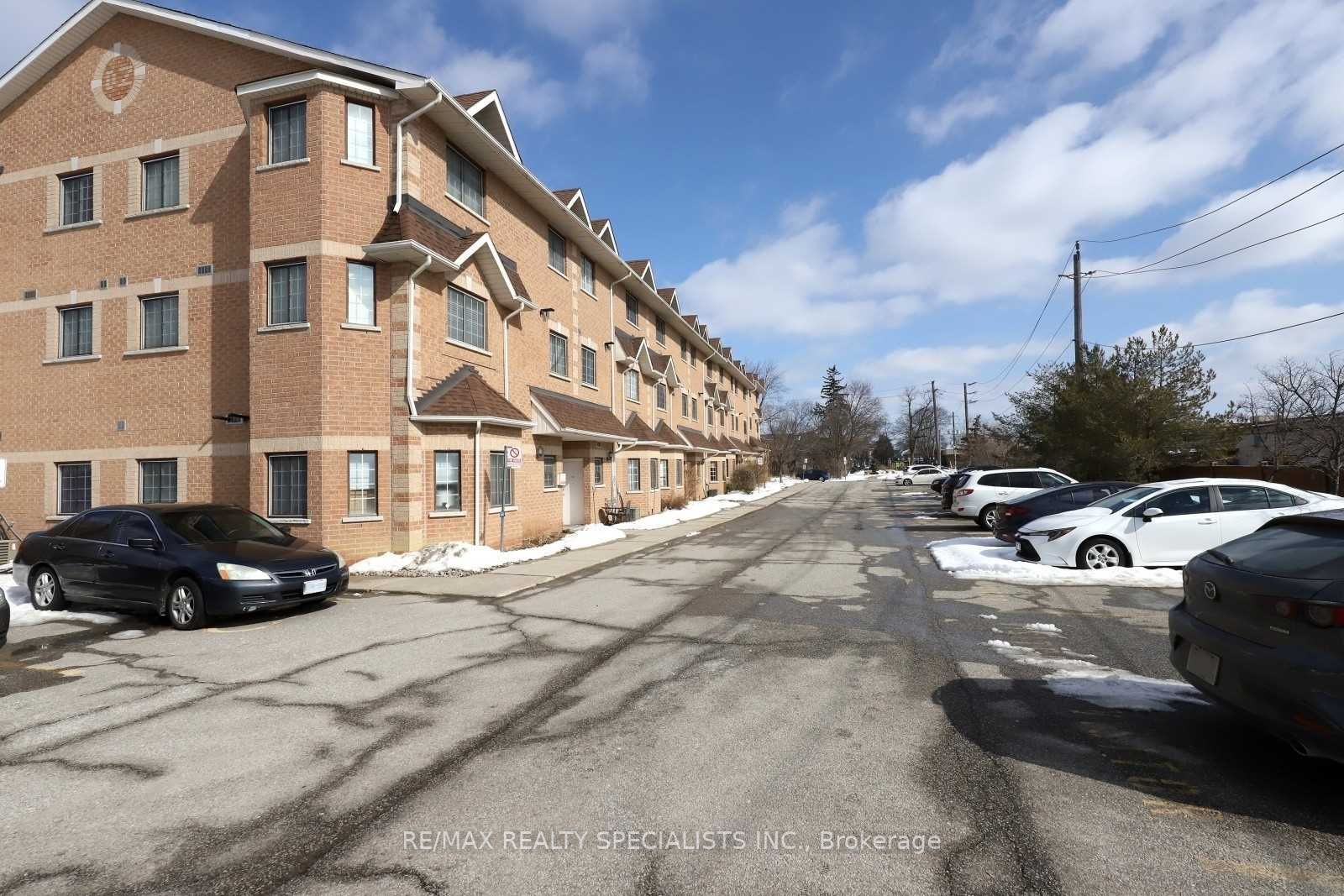 98 William St, #205