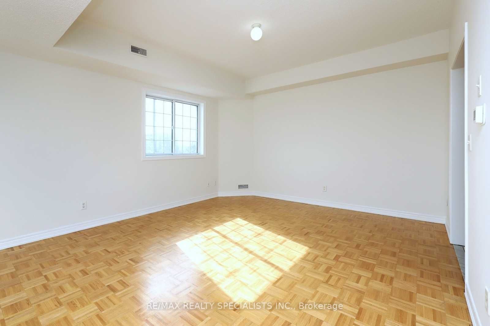 98 William St, #205
