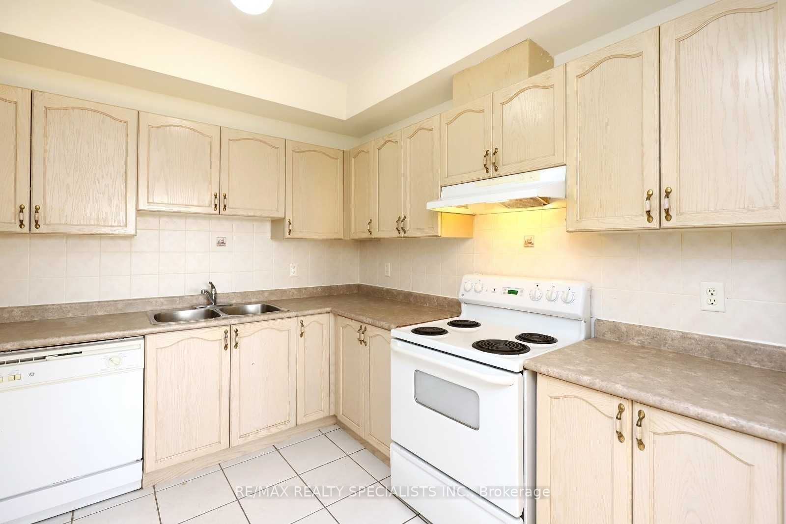 98 William St, #205