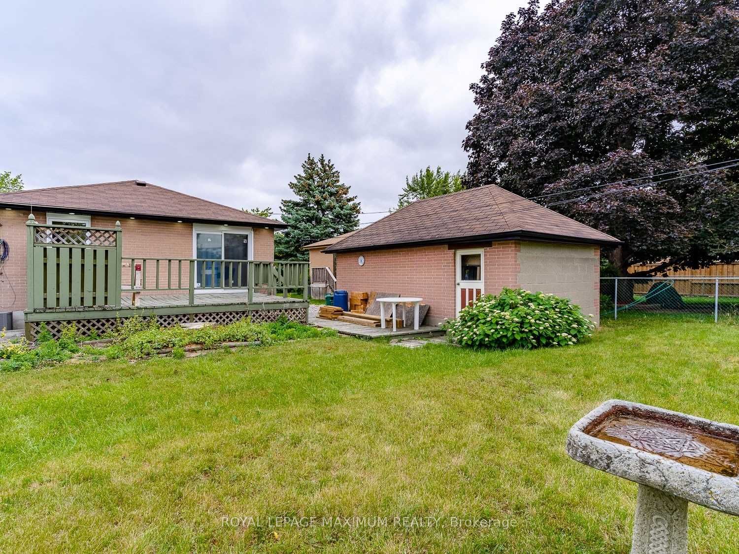 8 Lawrence Crescent