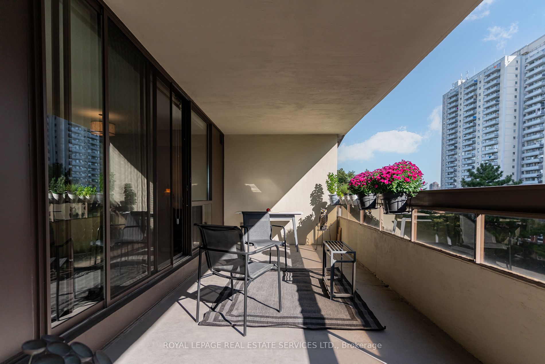 100 Quebec Ave, #403