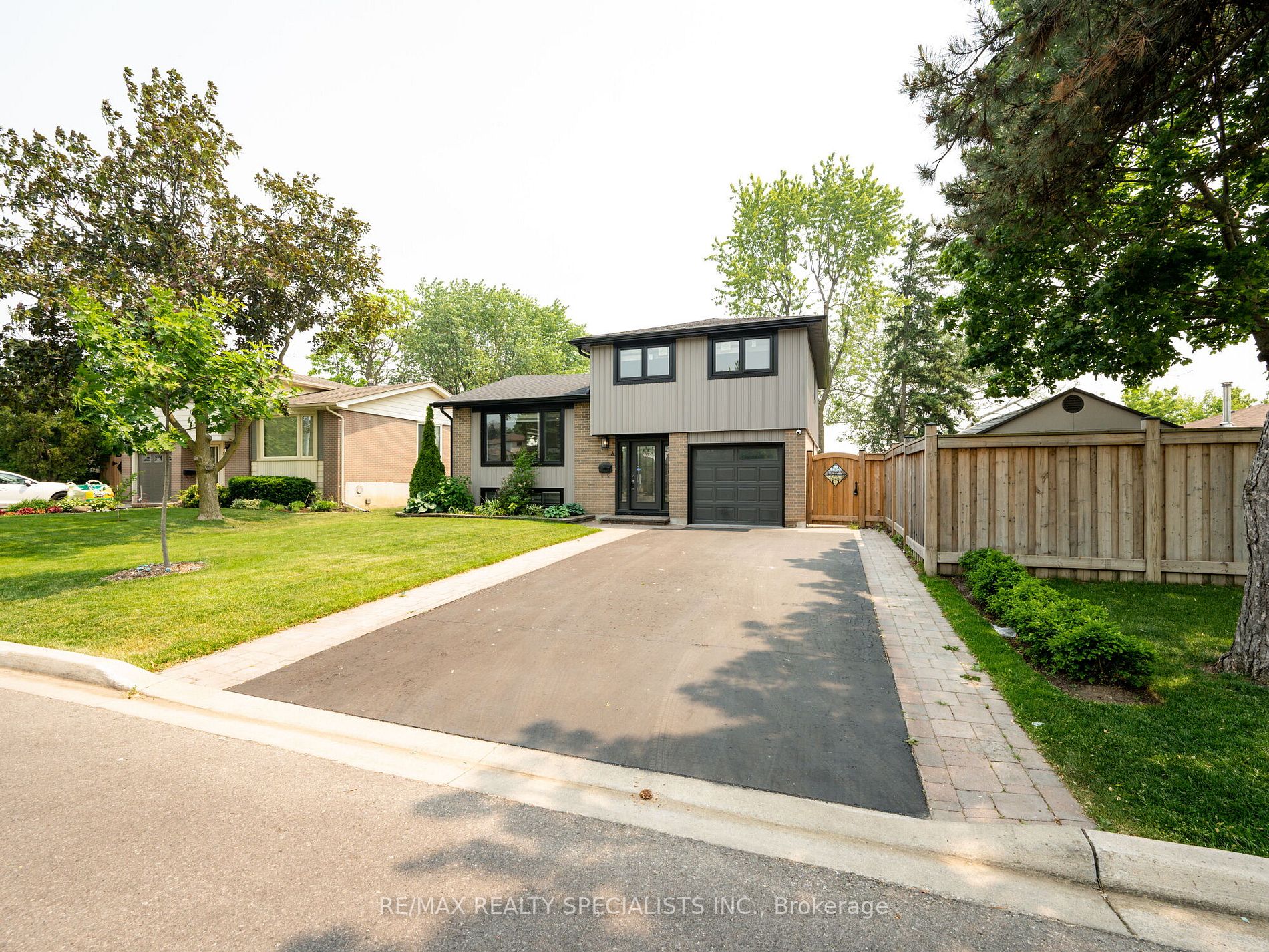 3 Lockton Cres