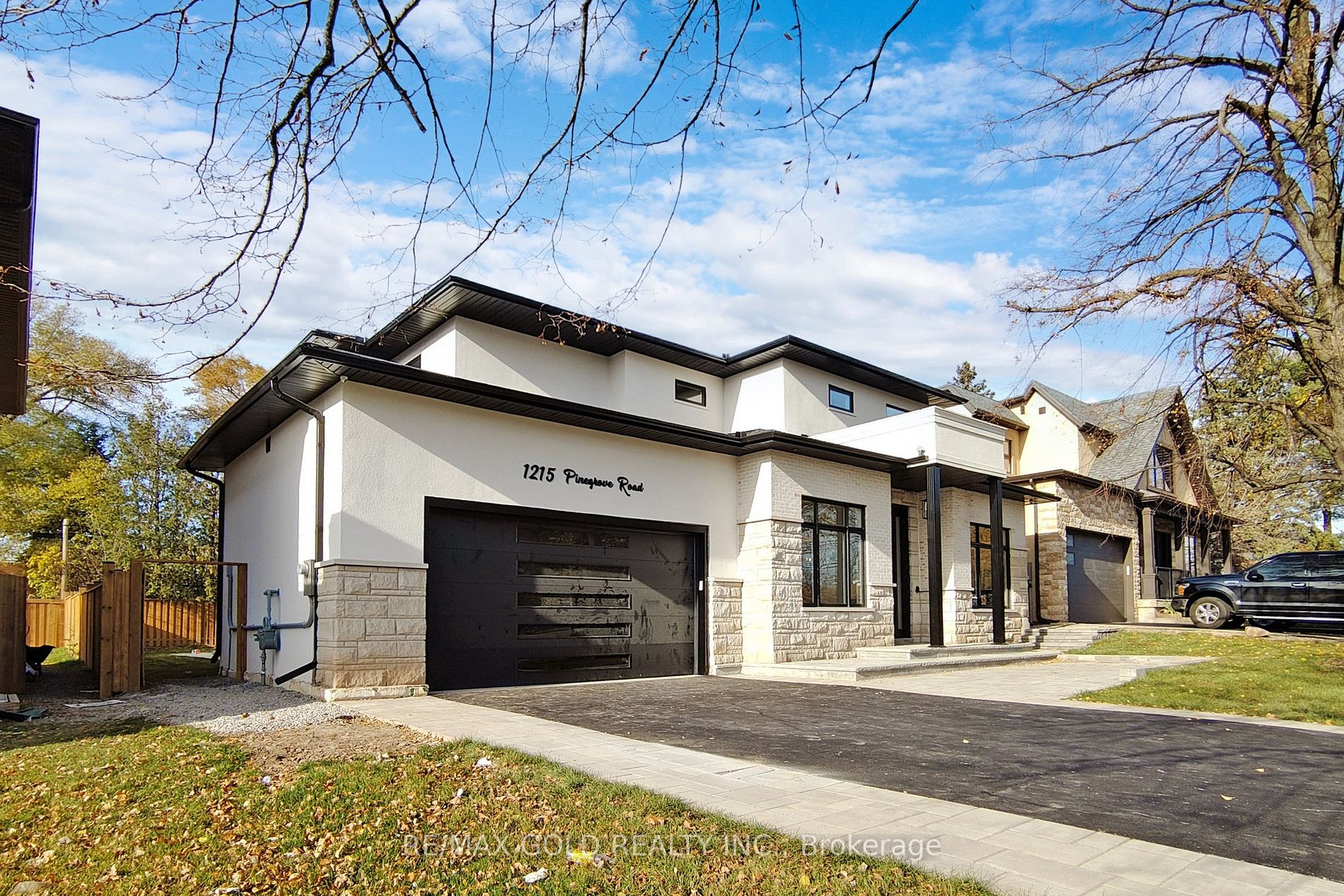 1215 Pinegrove Rd