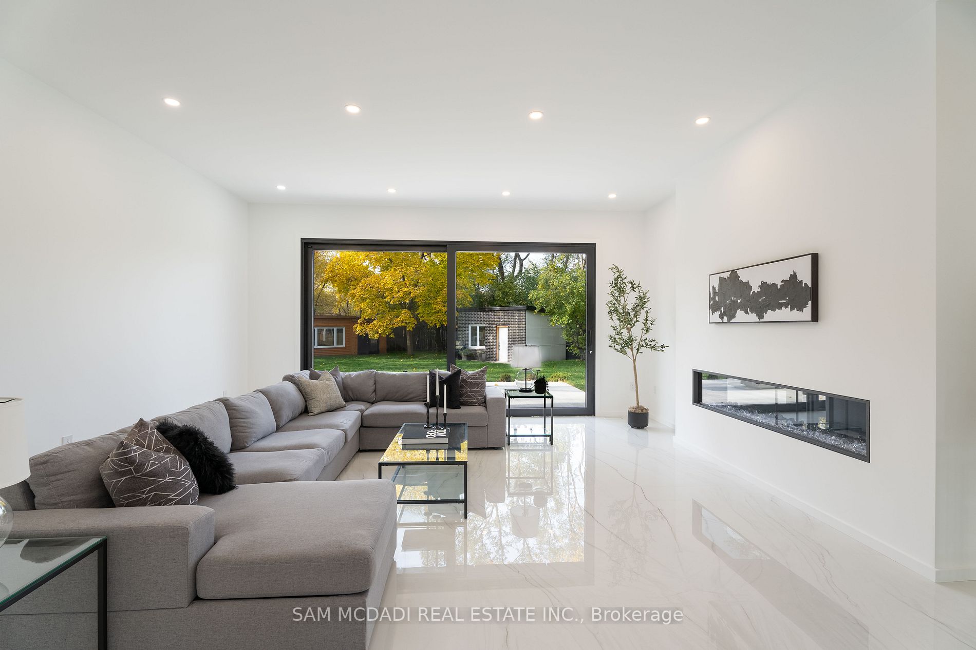 2755 Bushland Cres