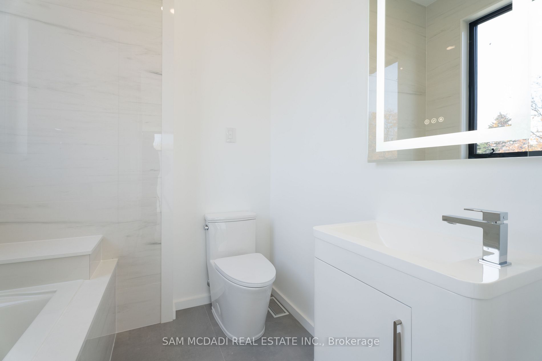 2755 Bushland Cres