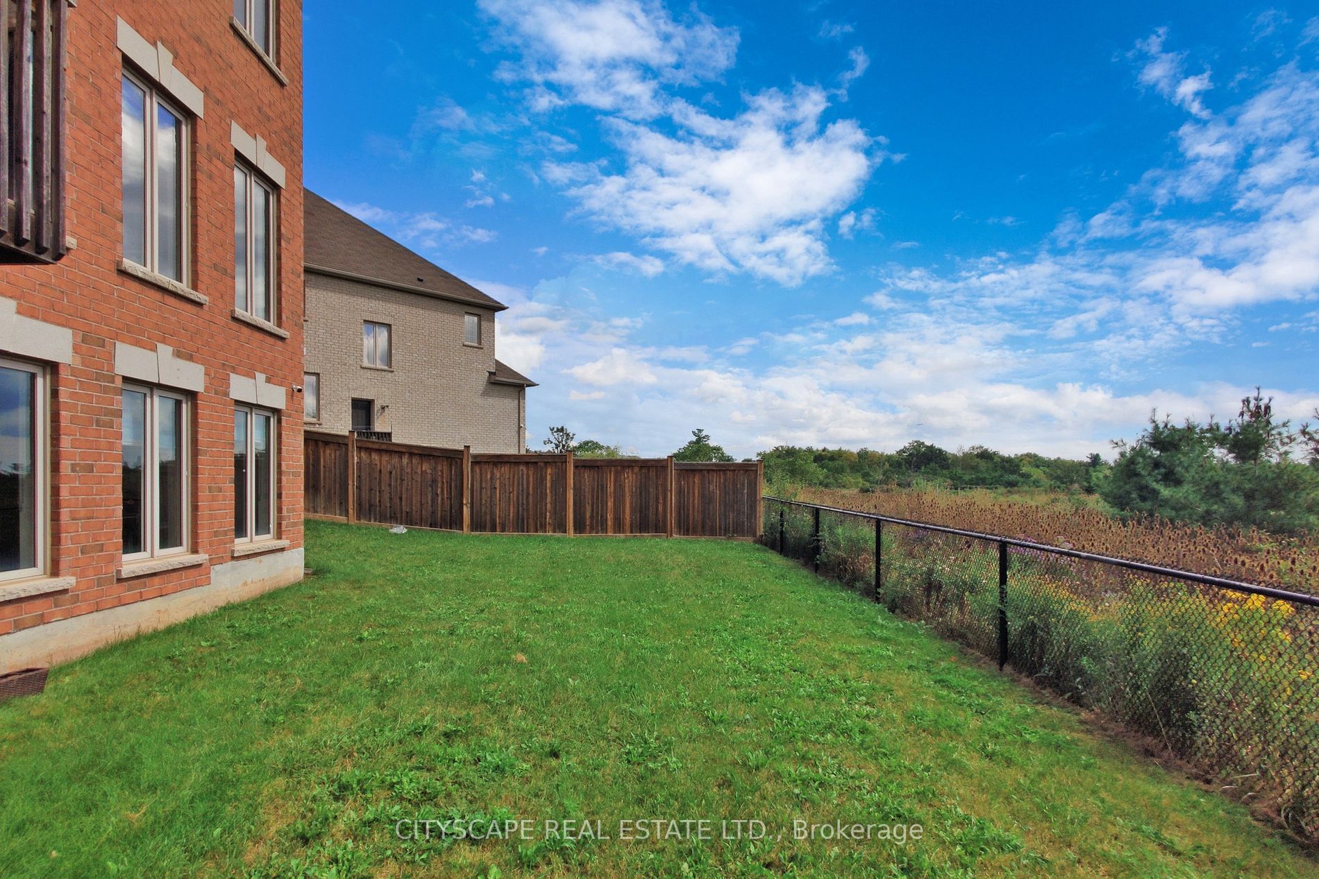 24 Arrowpoint Dr