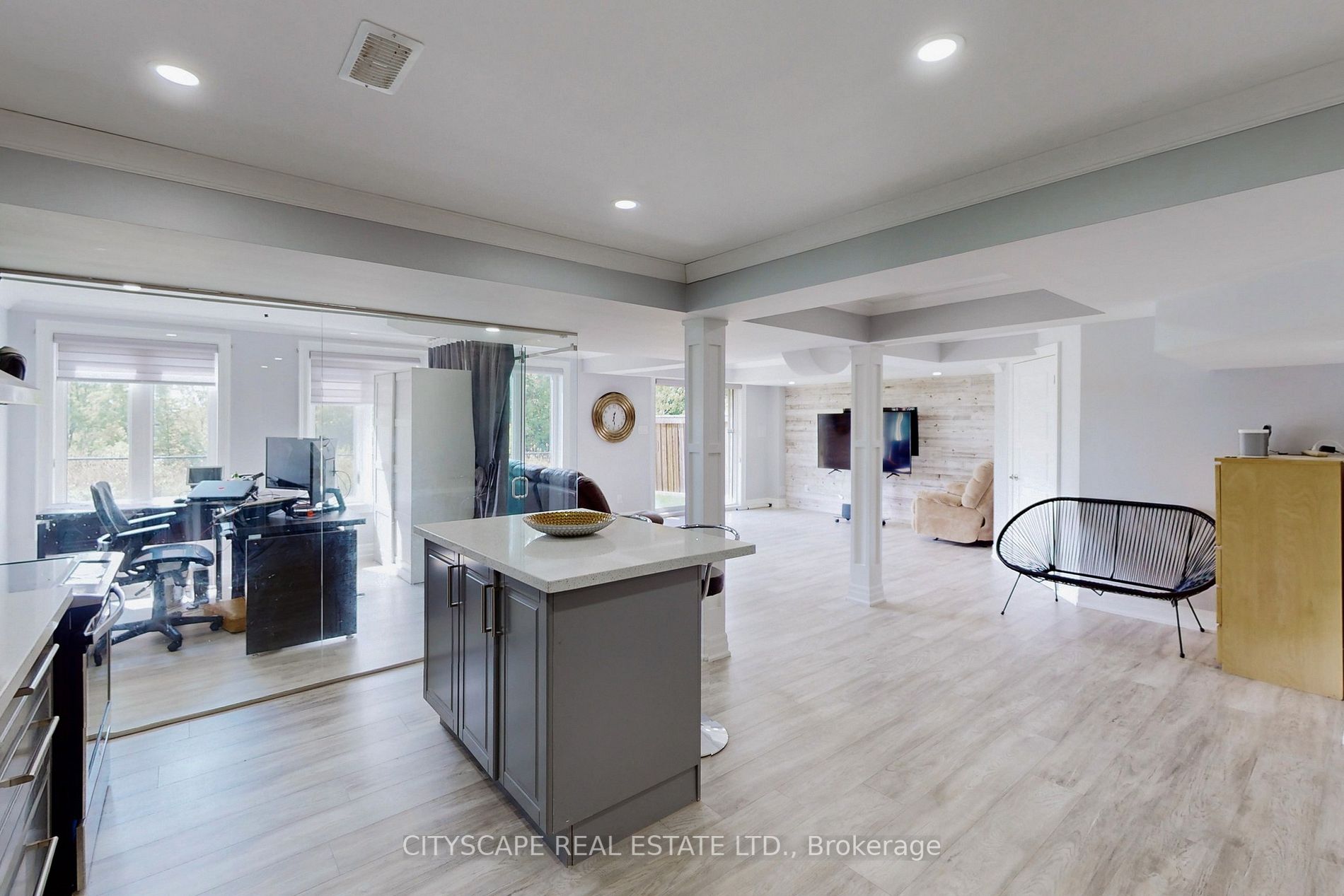 24 Arrowpoint Dr
