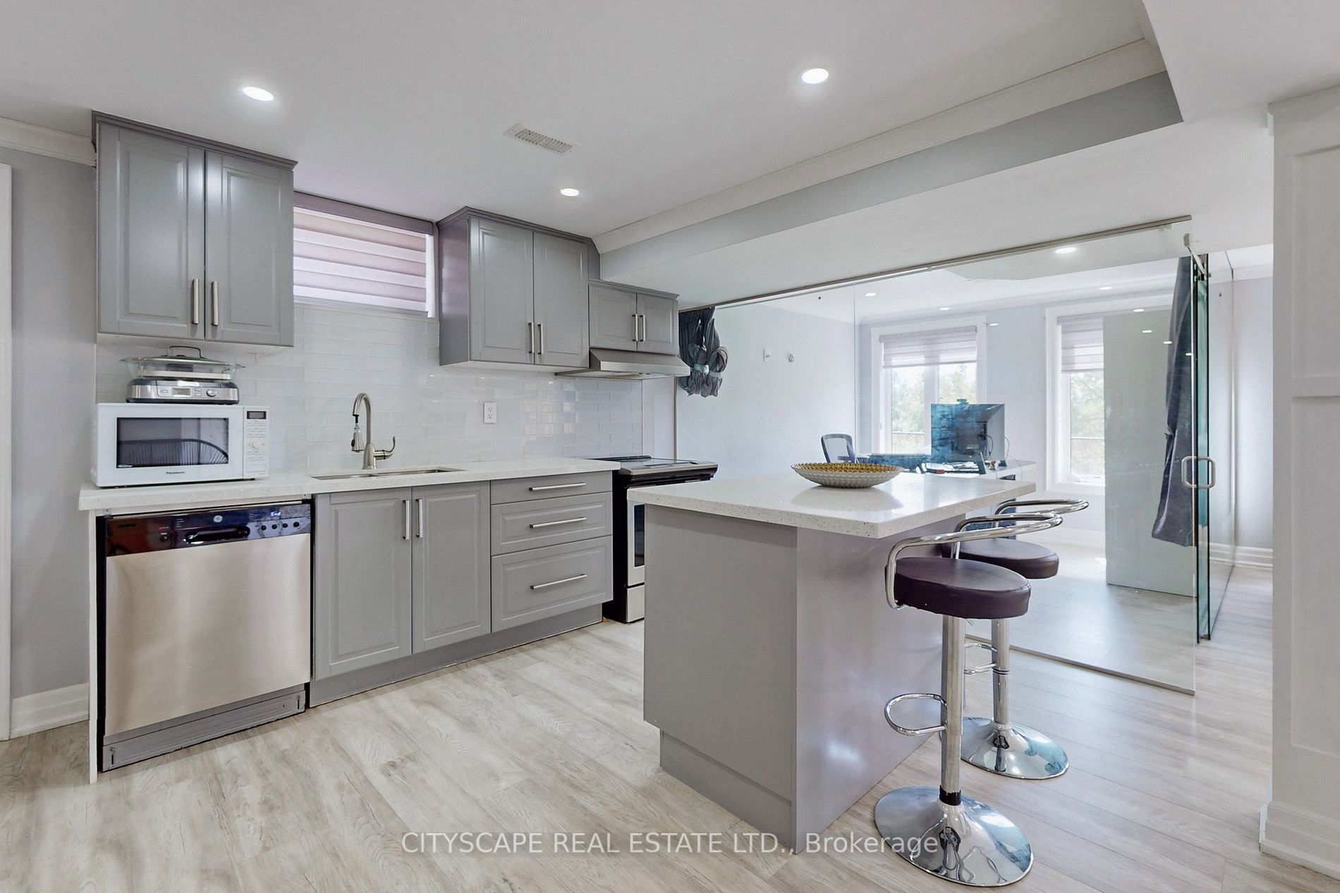 24 Arrowpoint Dr