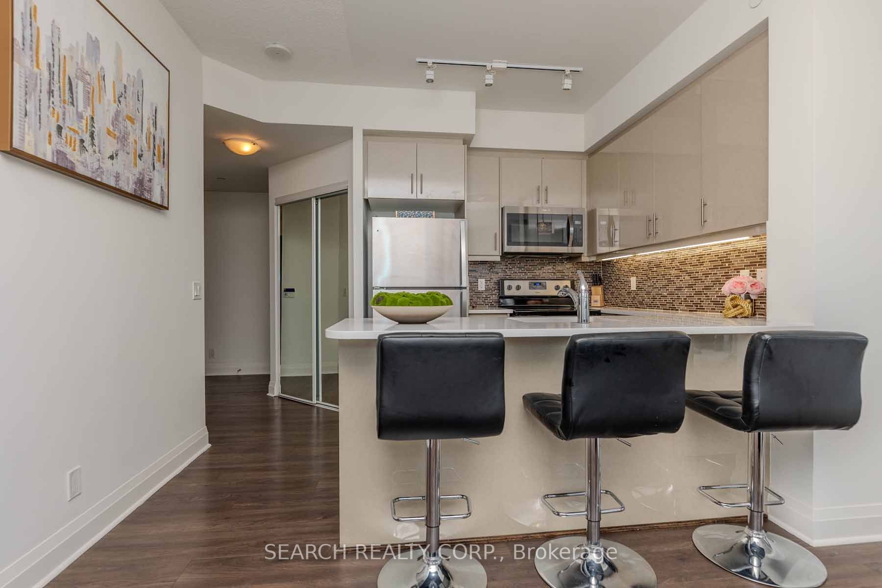 15 Zorra St, #809