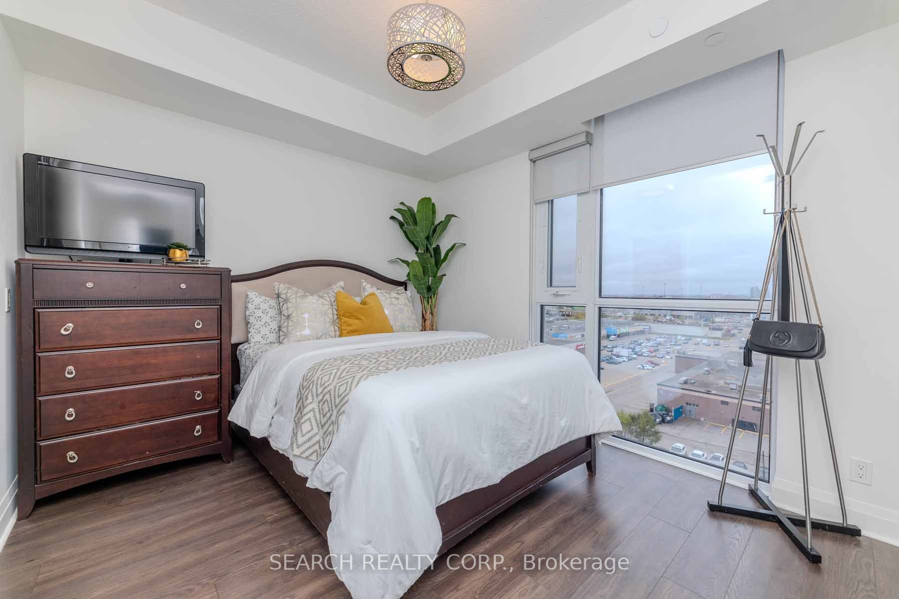 15 Zorra St, #809