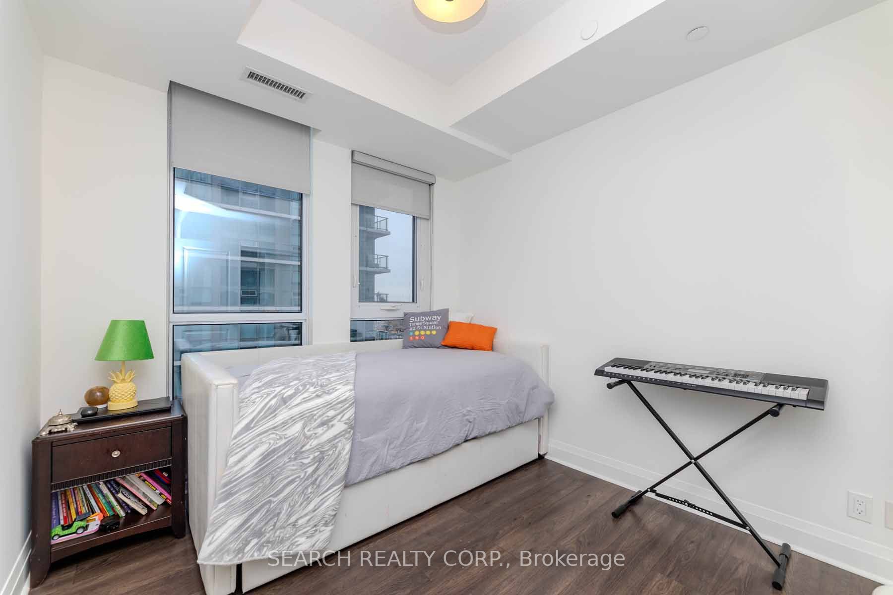 15 Zorra St, #809