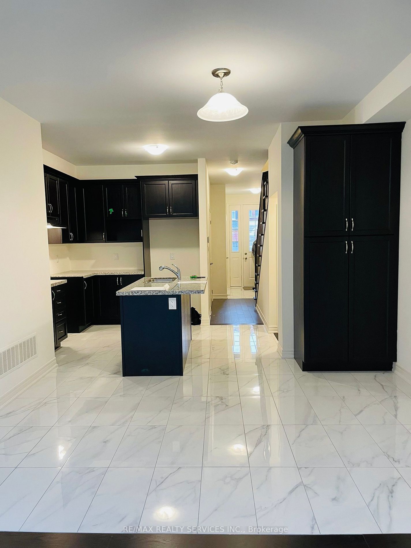 14 Gosset Rd E