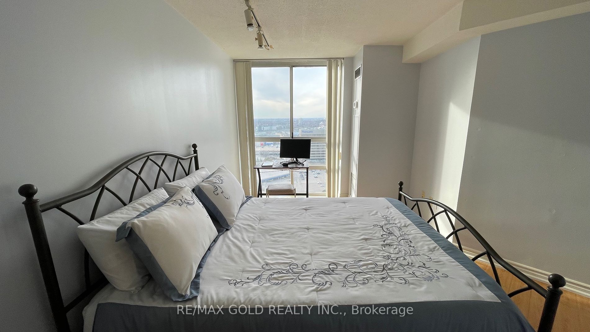 3650 Kaneff Crescent, #3106