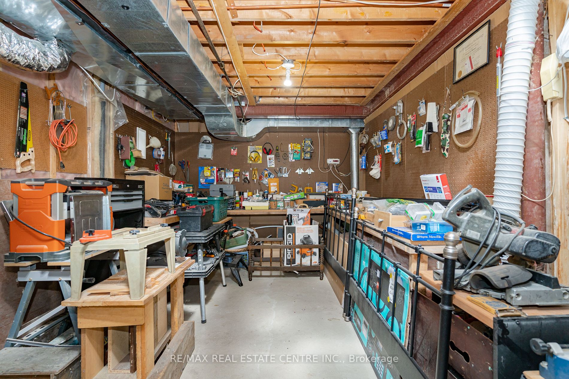246 Howard Cres