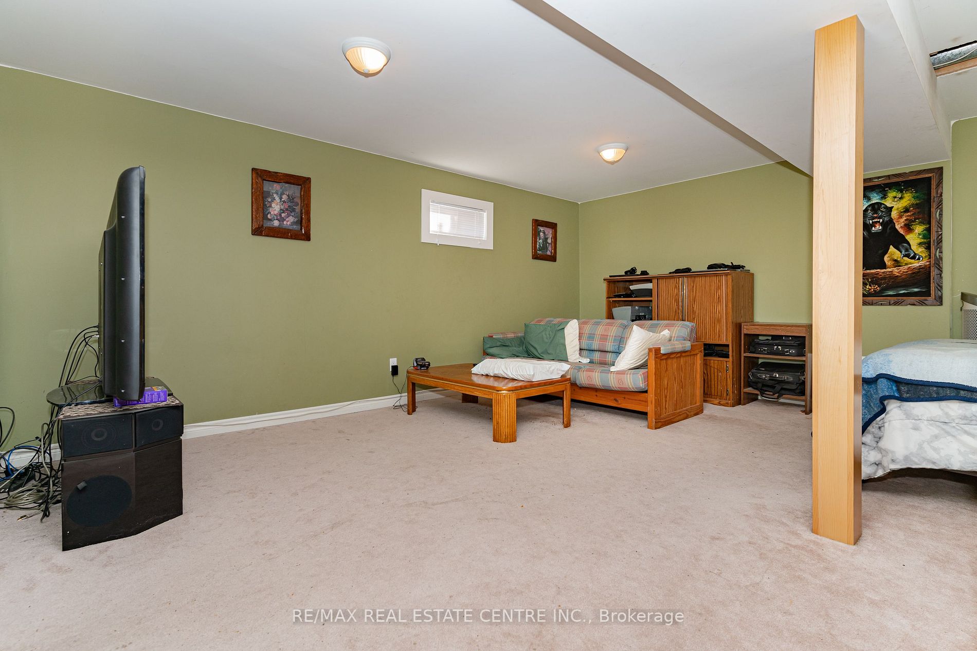 246 Howard Cres