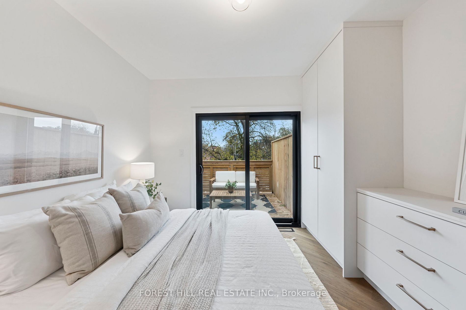 319 Indian Road Cres
