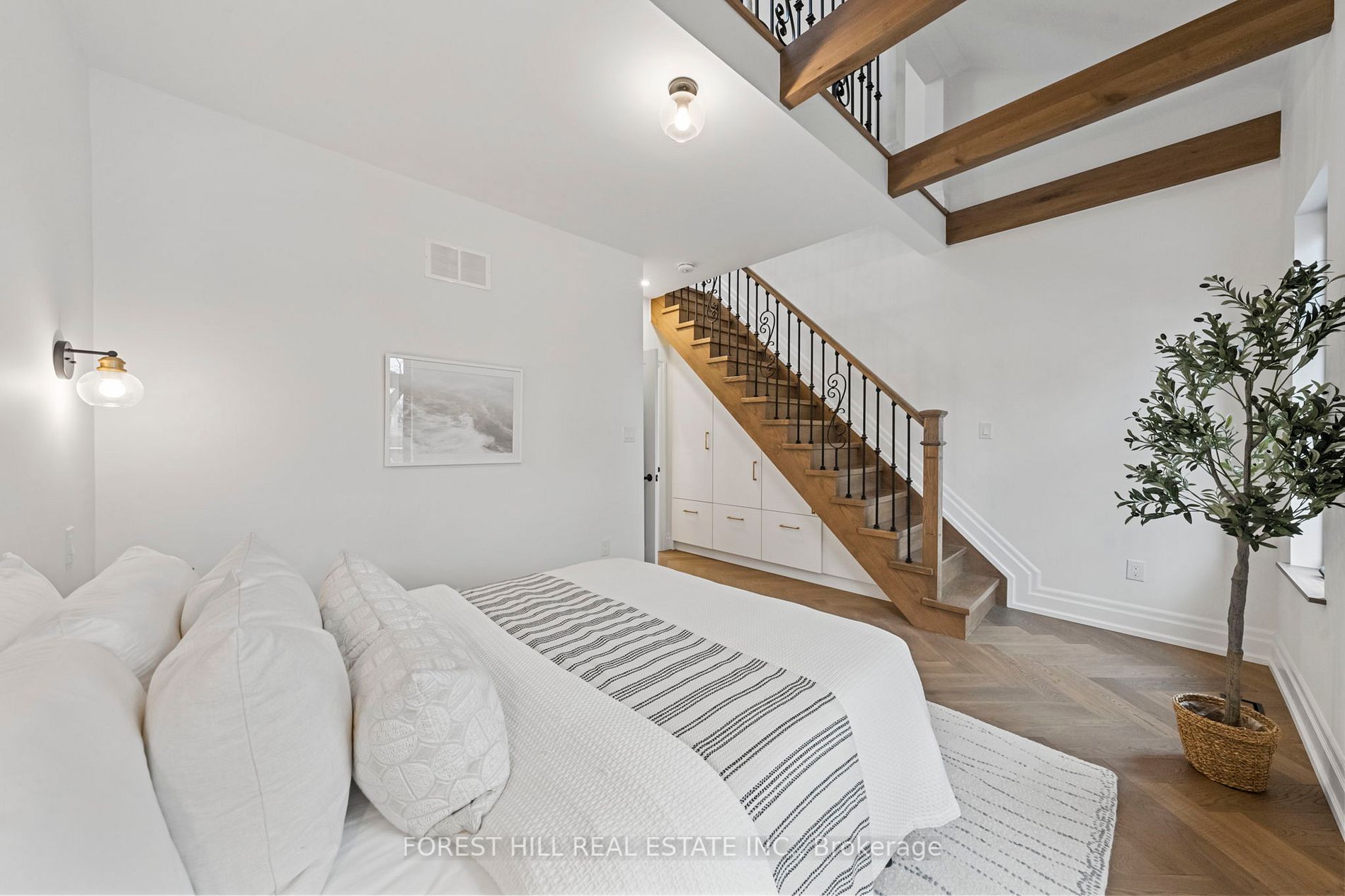 319 Indian Road Cres
