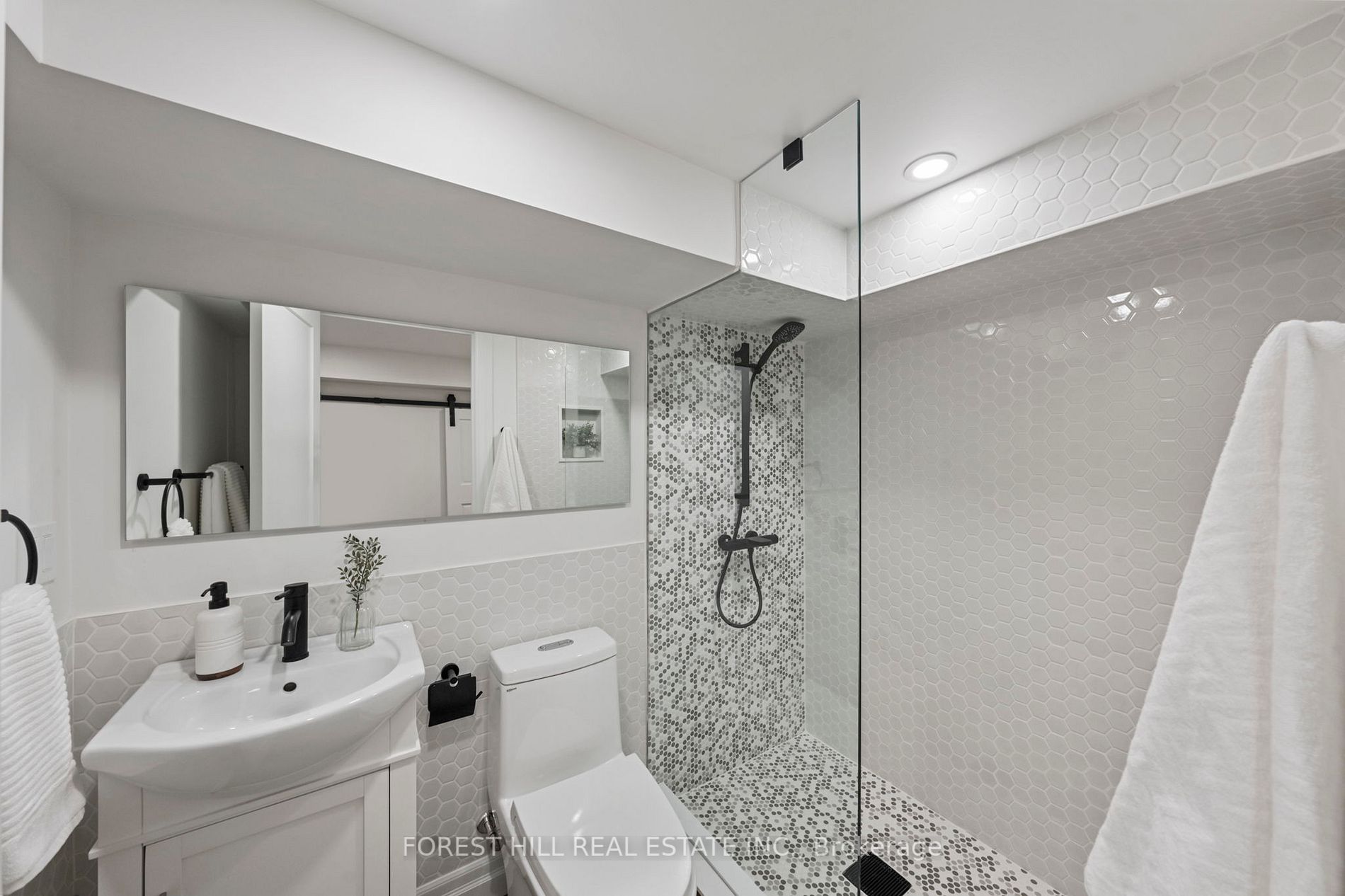 319 Indian Road Cres