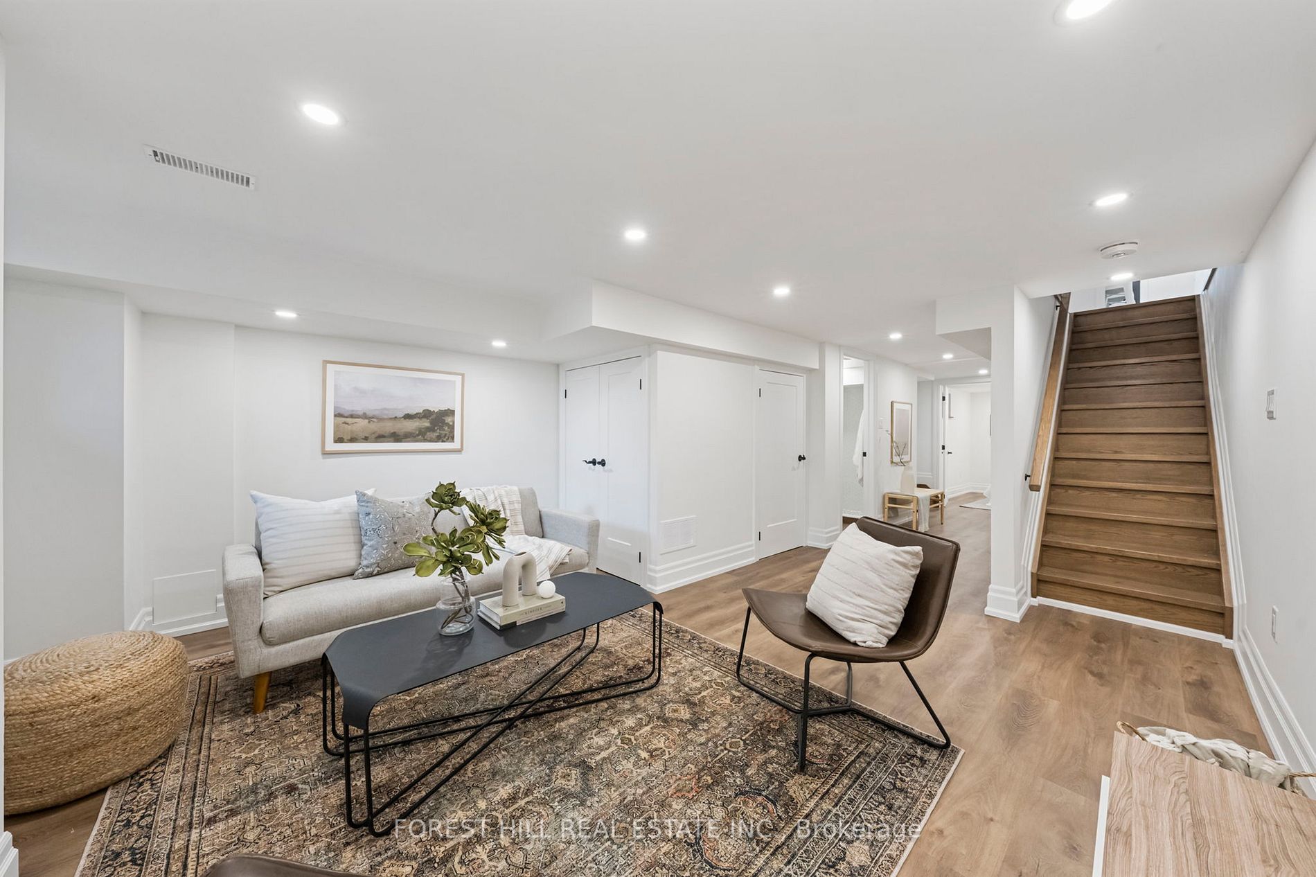 319 Indian Road Cres