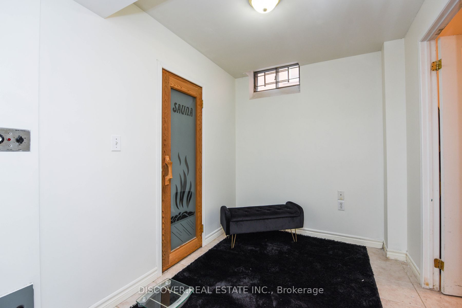 1521 Roseway Dr