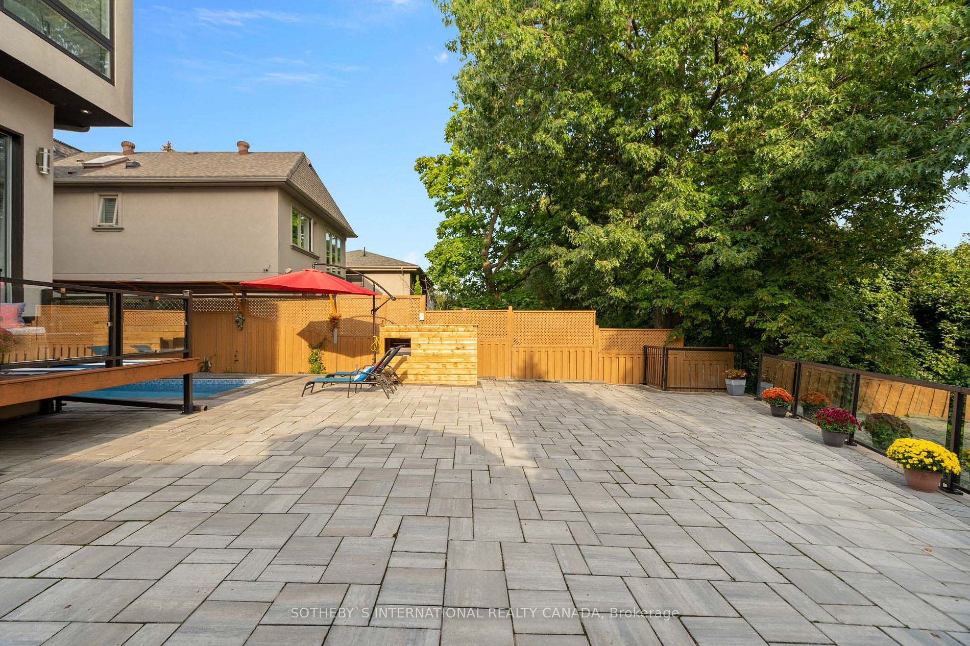 46 Ravenscrest Dr