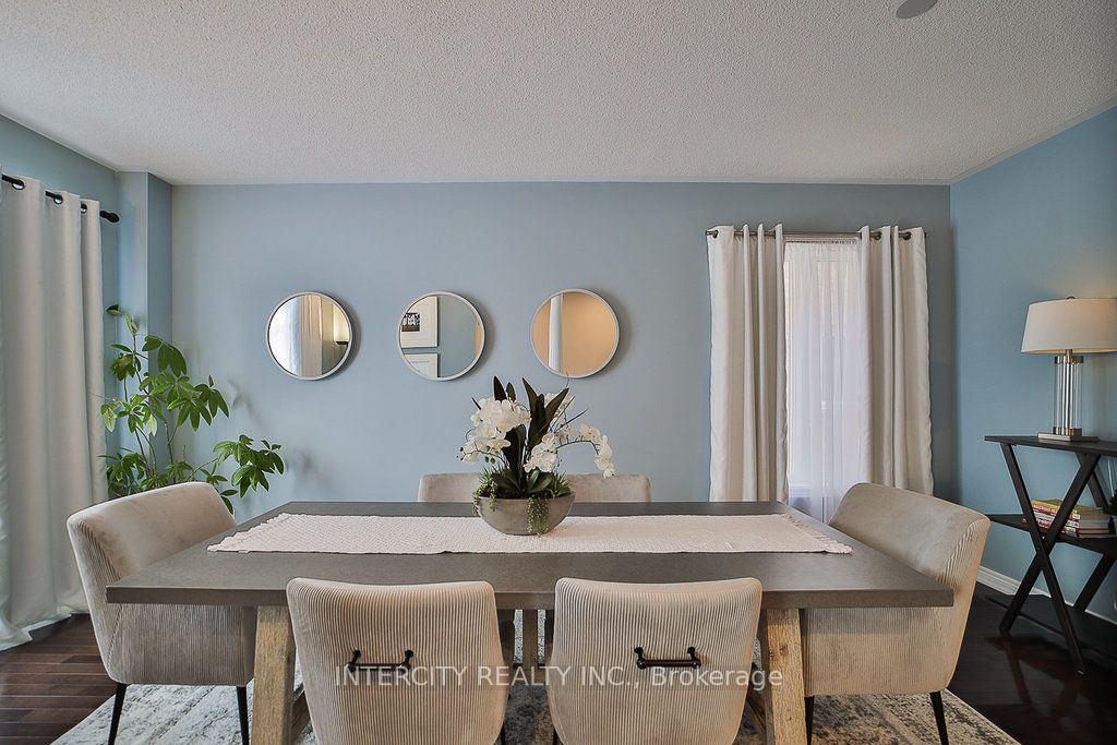 10 Silvershadow Terr