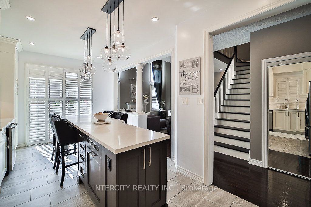 10 Silvershadow Terr