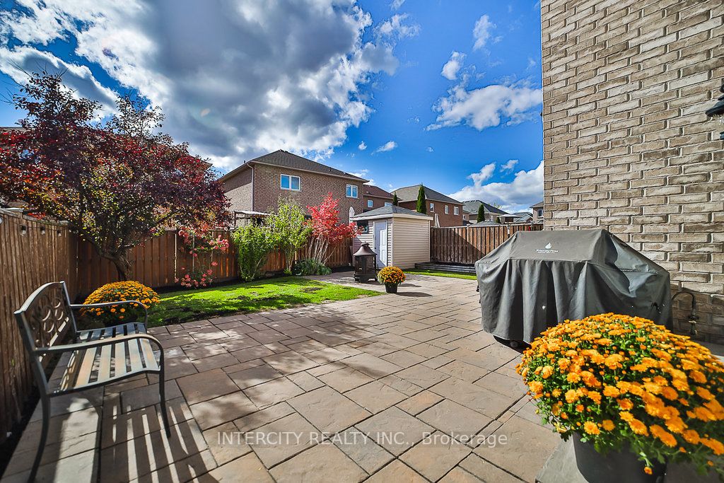 10 Silvershadow Terr