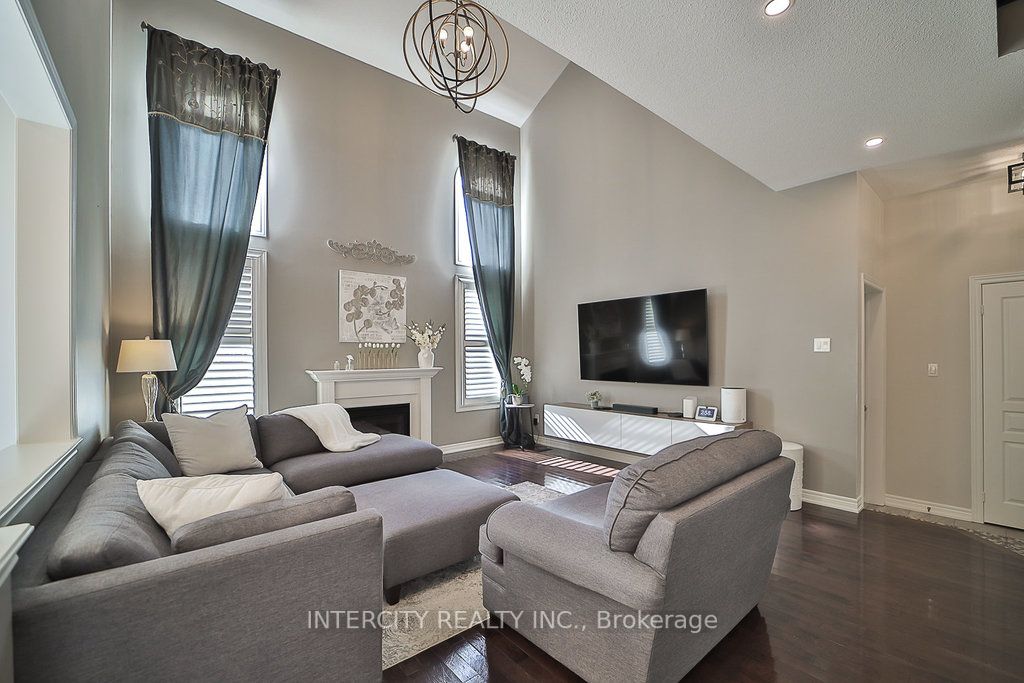 10 Silvershadow Terr