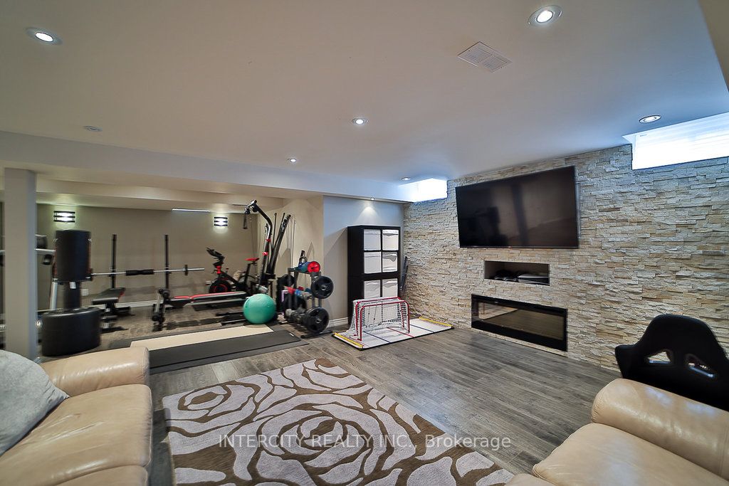 10 Silvershadow Terr