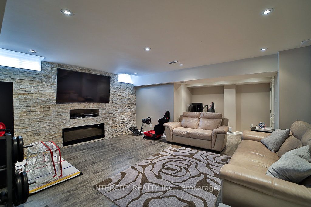 10 Silvershadow Terr