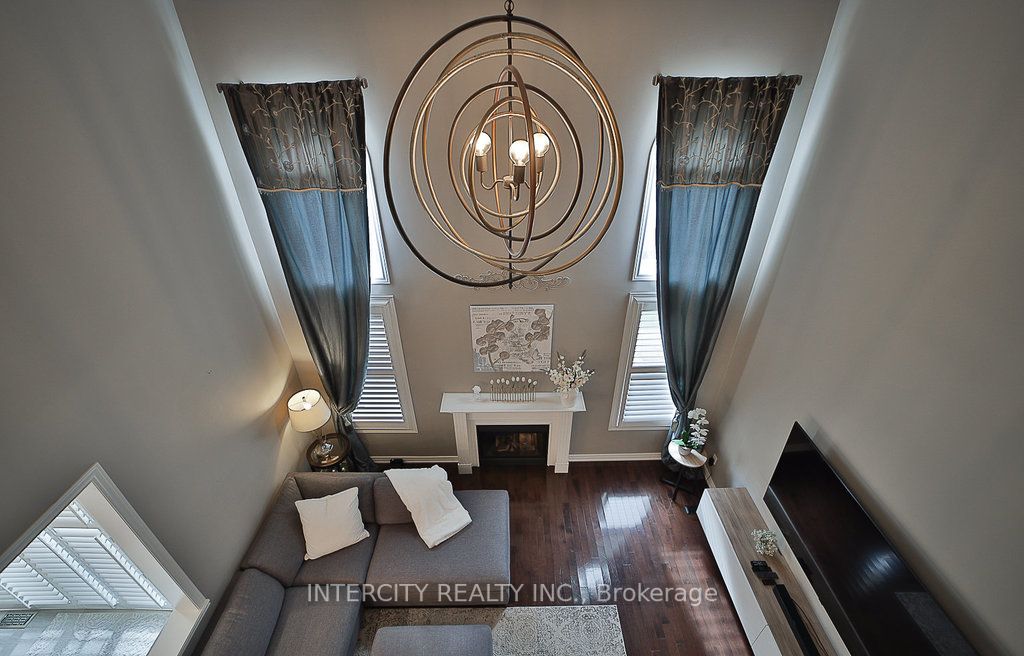 10 Silvershadow Terr