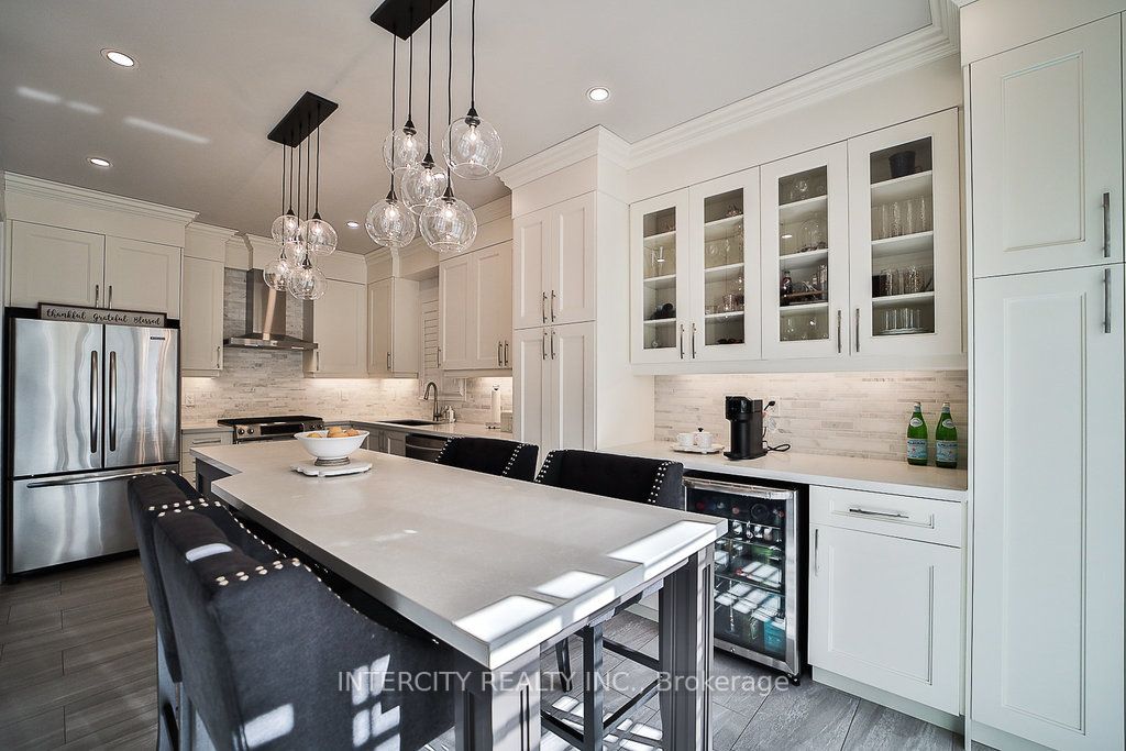 10 Silvershadow Terr