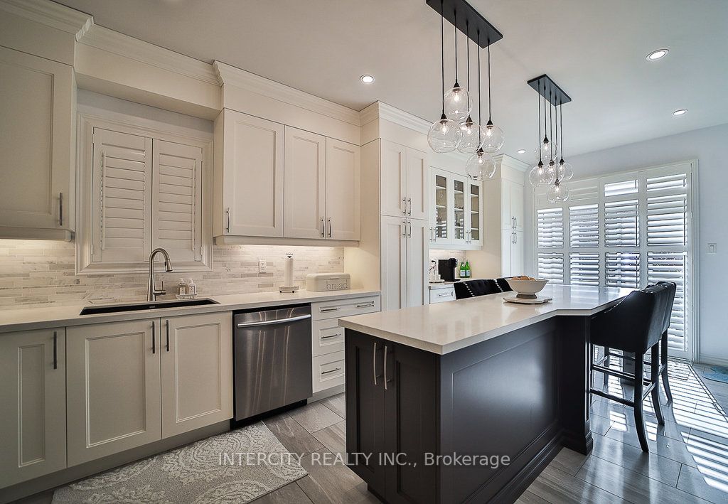 10 Silvershadow Terr