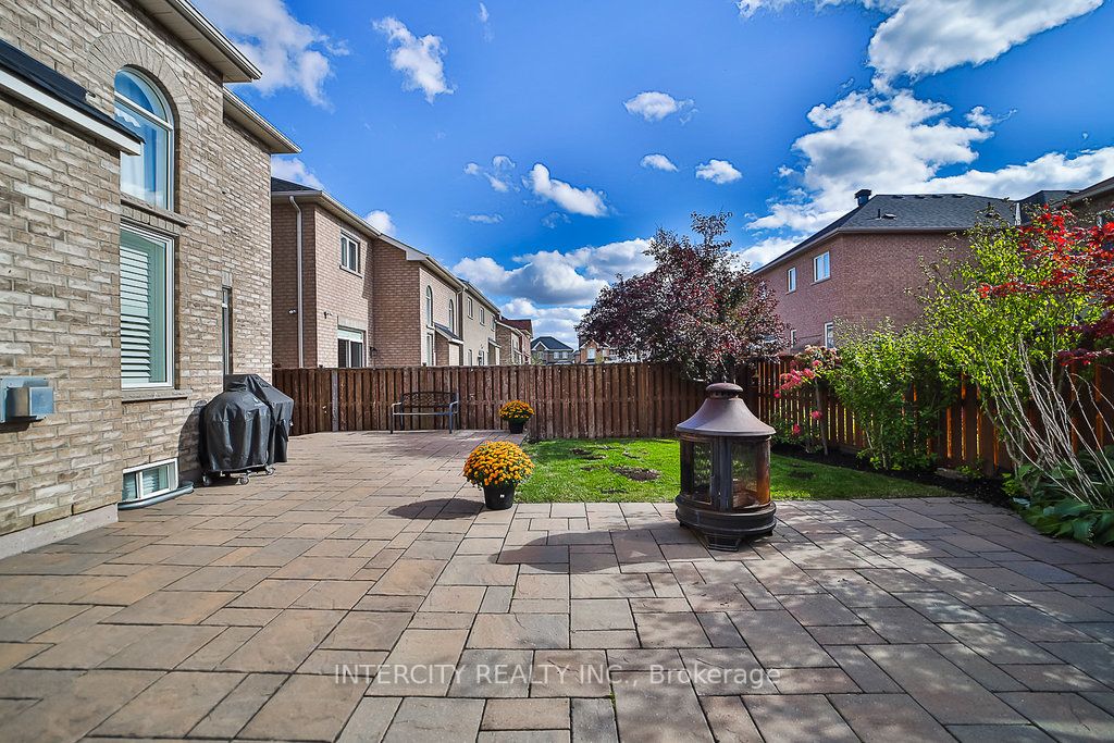 10 Silvershadow Terr