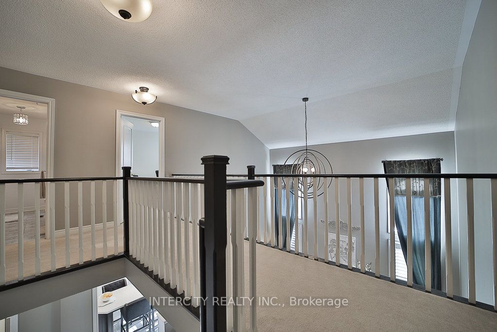 10 Silvershadow Terr