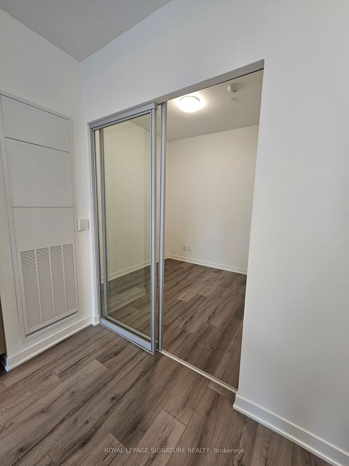 405 Dundas Street W, #239
