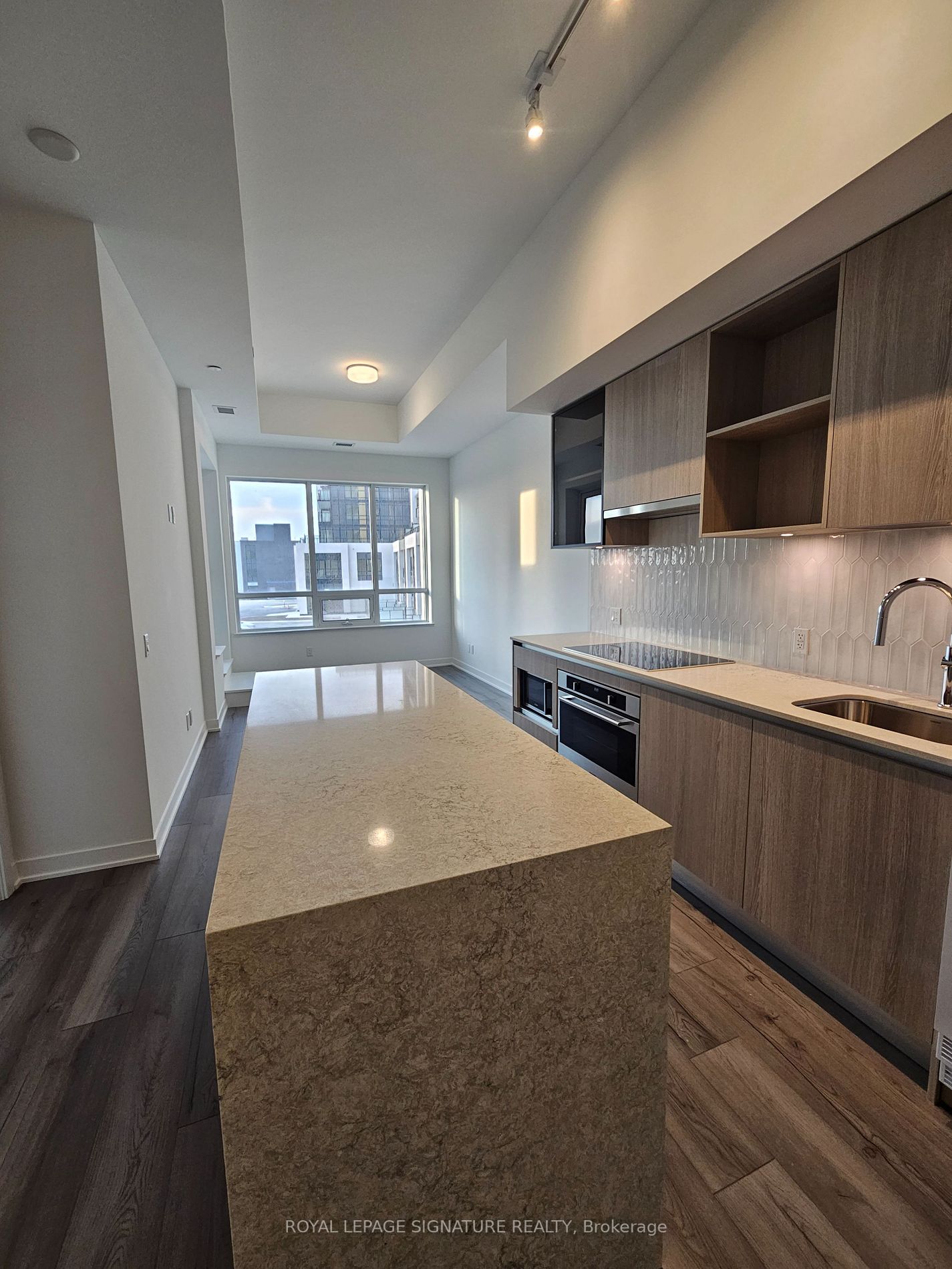 405 Dundas Street W, #239