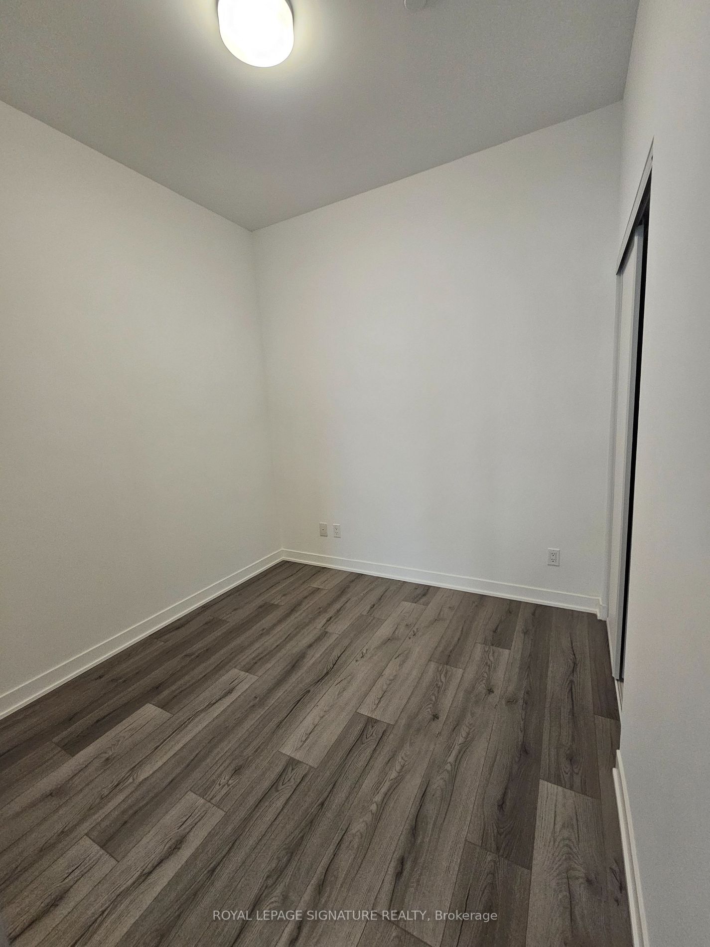 405 Dundas Street W, #239