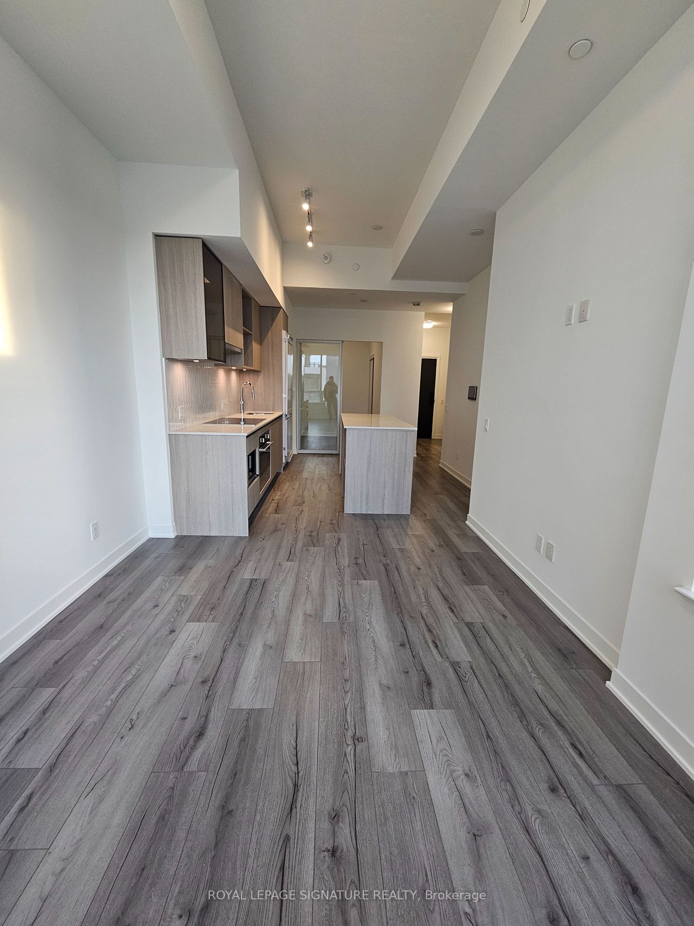 405 Dundas Street W, #239