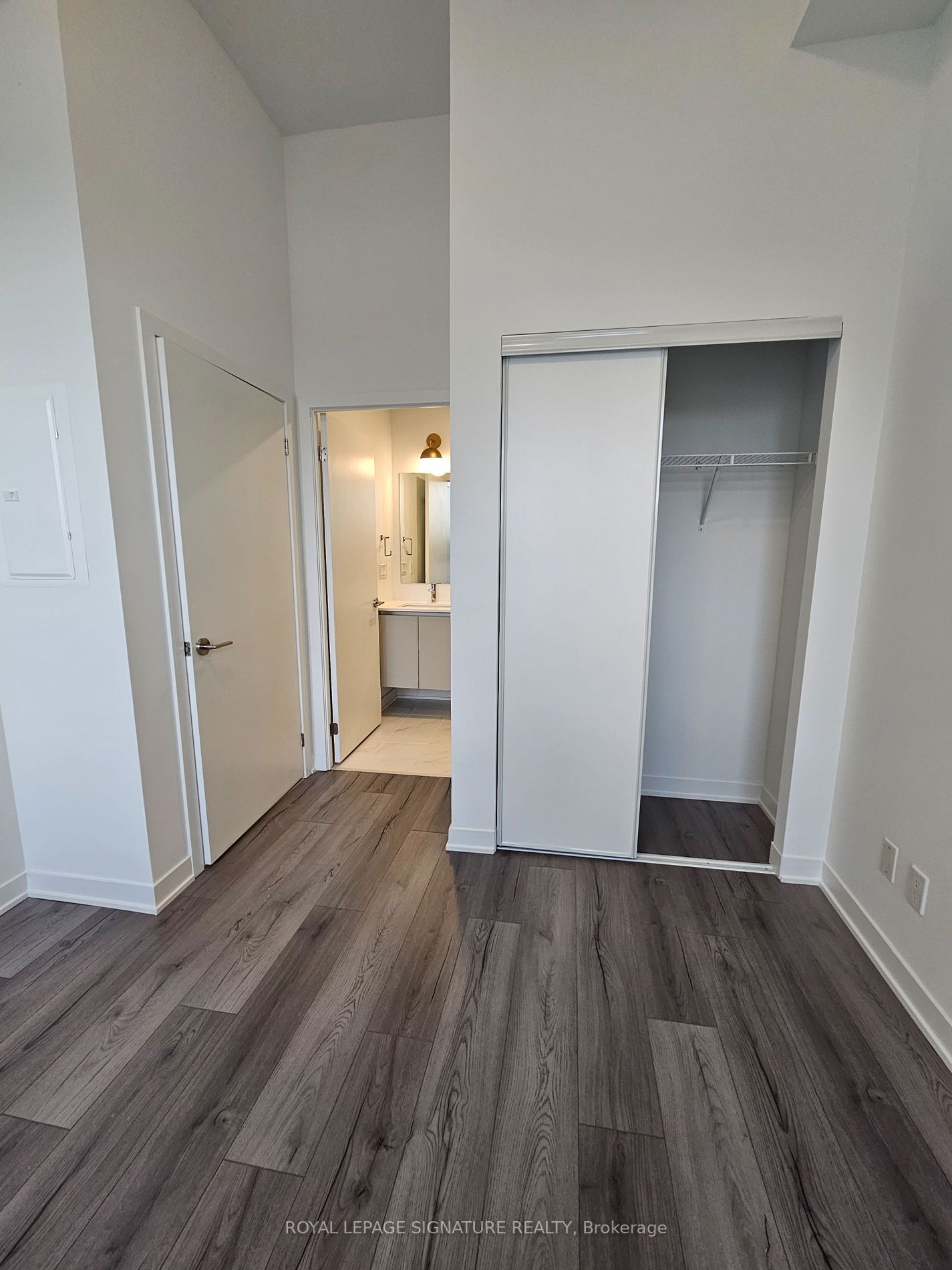 405 Dundas Street W, #239