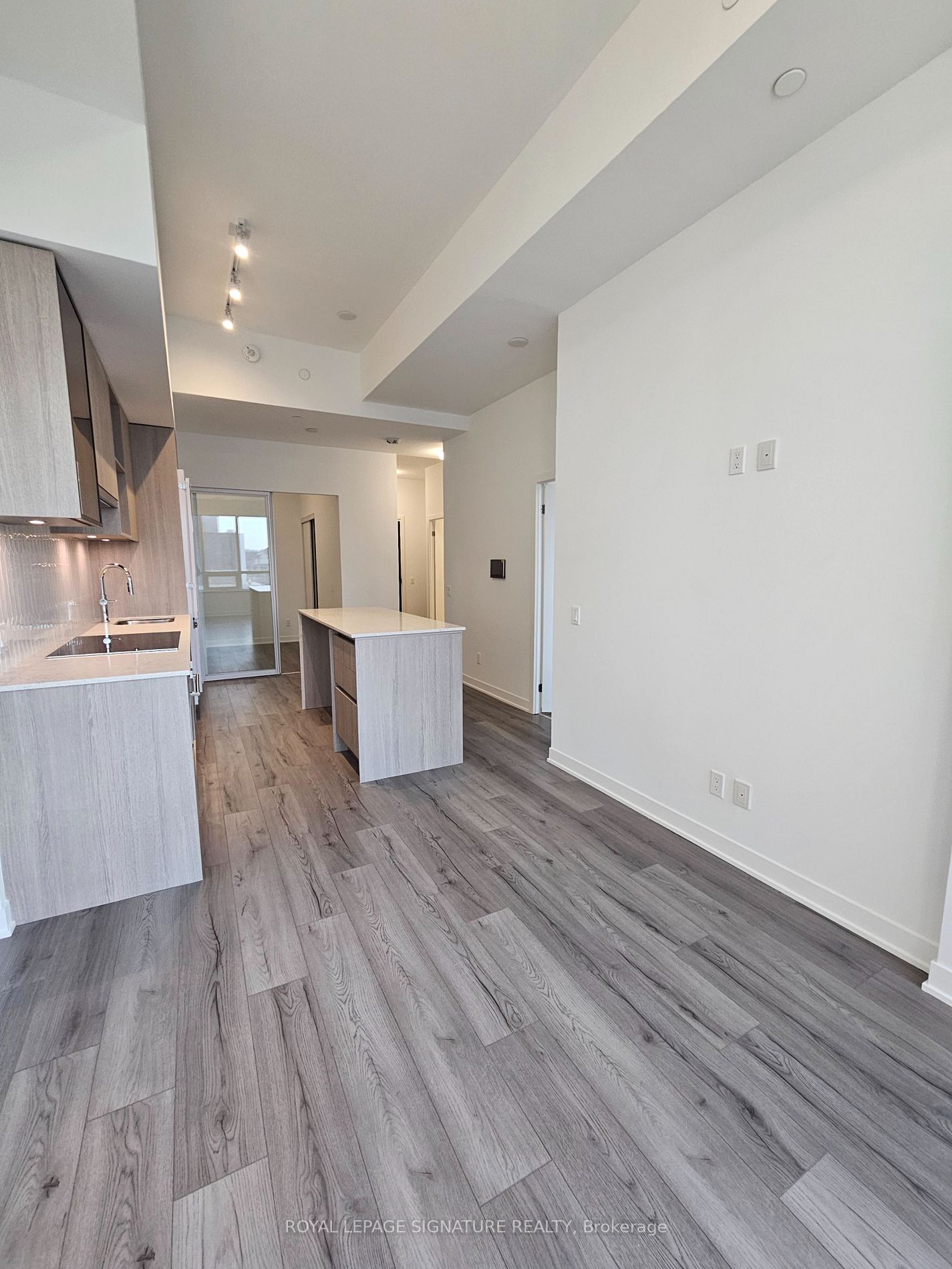 405 Dundas Street W, #239