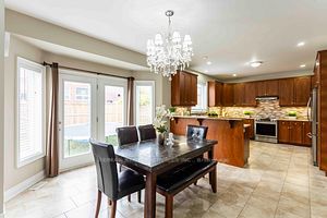 16 Sandringham Circ