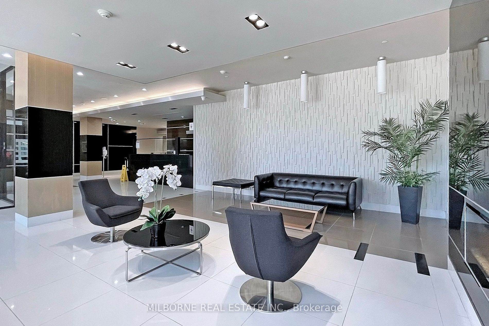 1 De Boers Dr, #711
