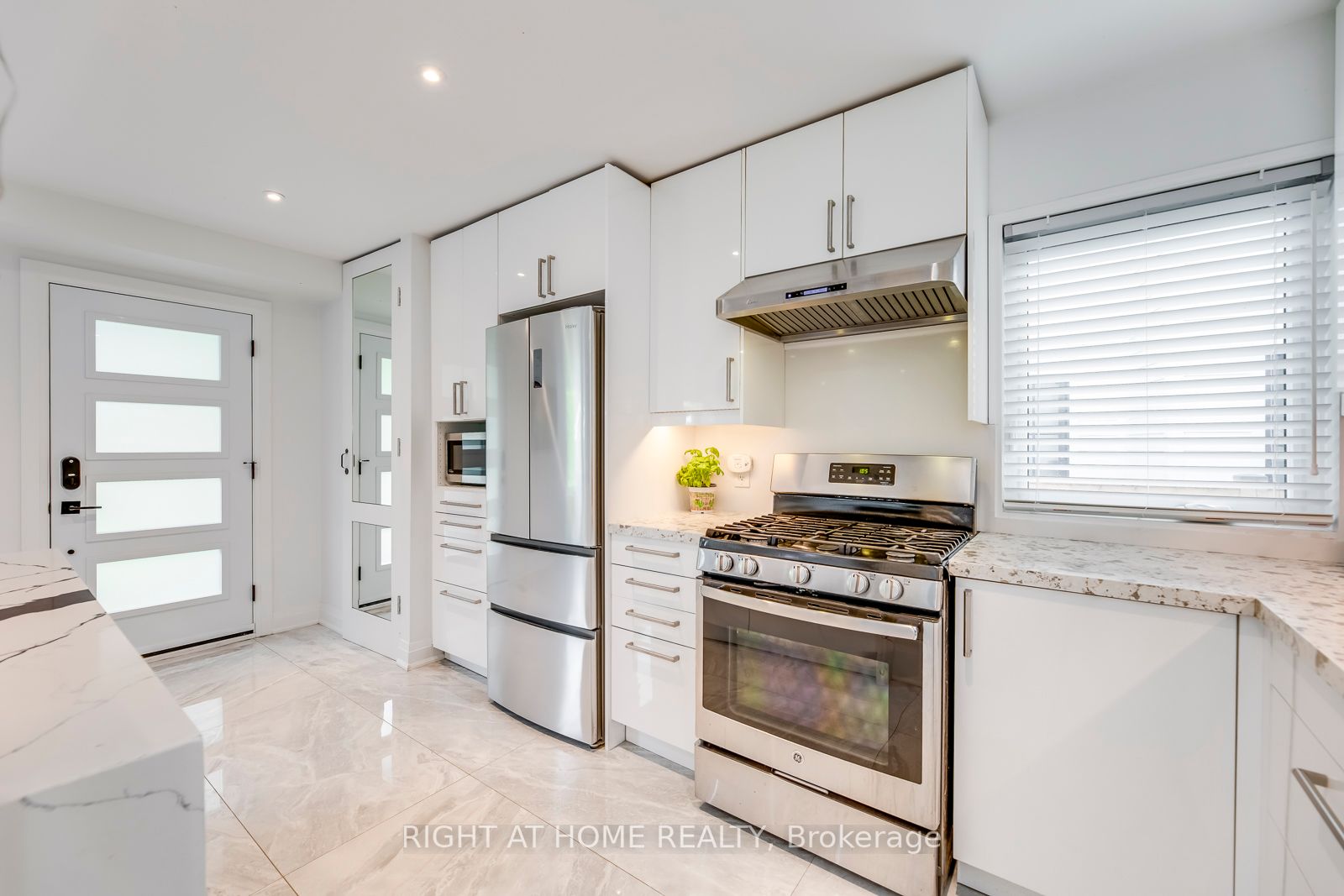5 Saunders Crescent