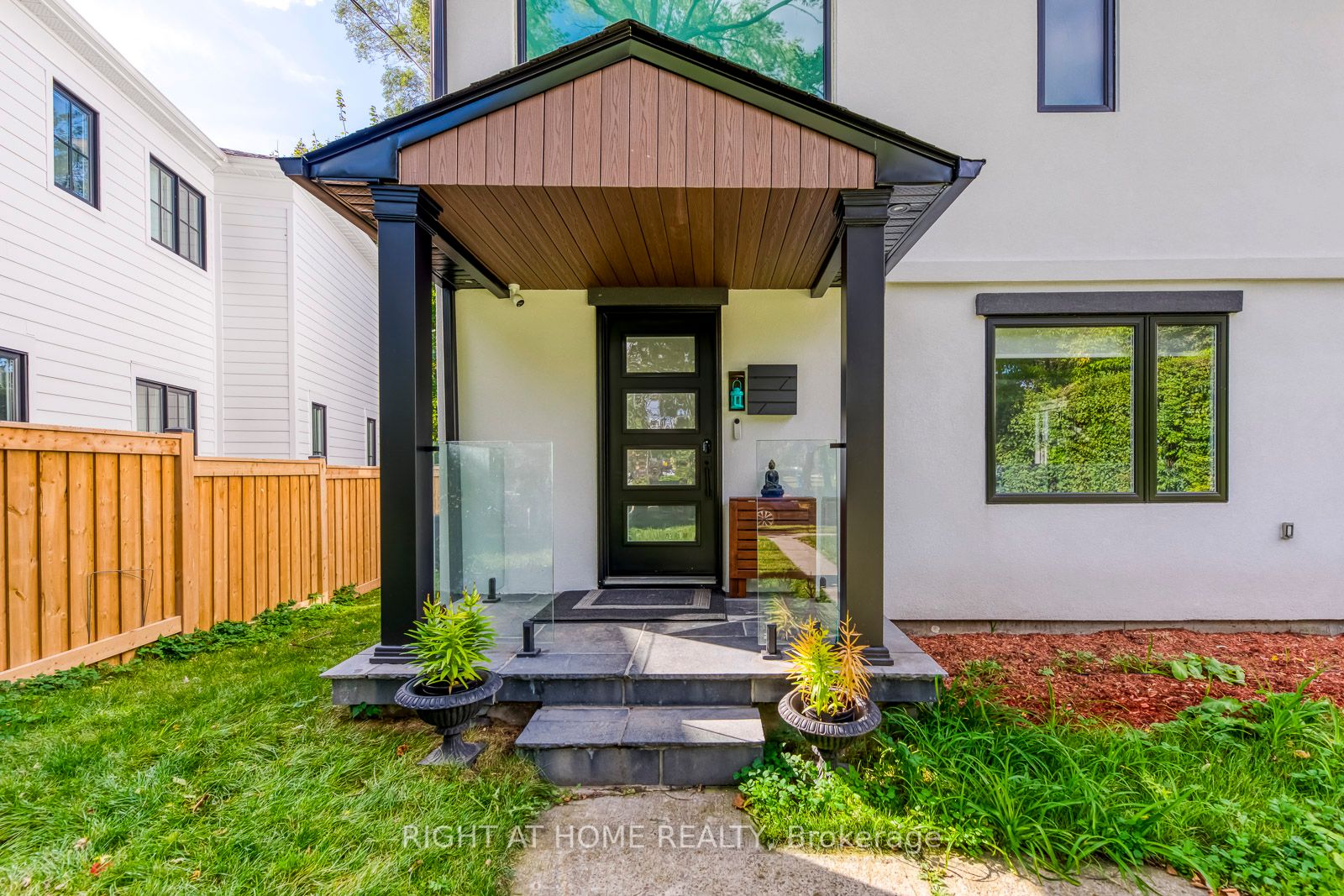 5 Saunders Crescent